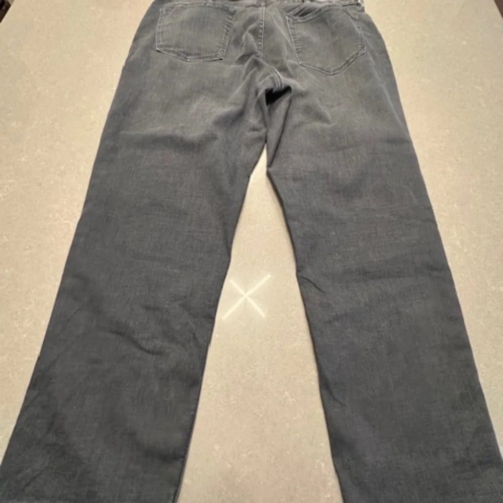 Banana Republic Men's Gray Athletic Tapered Leg  38x32 Jeans-EUC Senim
